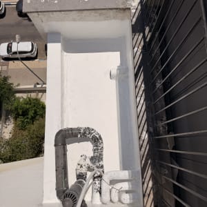 גג עם צינורות ואיטום לבן
