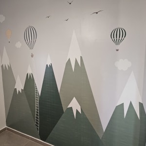 קיר עם טפט של הרים ובלונים פורחים