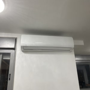 מזגן מותקן על קיר בחדר עם חלון