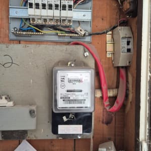 לוח חשמל עם חוטים ומונה חשמל