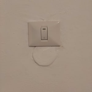 מתג חשמל על קיר לבן