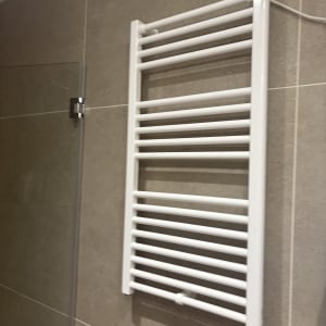 מתקן חימום מגבות מותקן על קיר בחדר אמבטיה