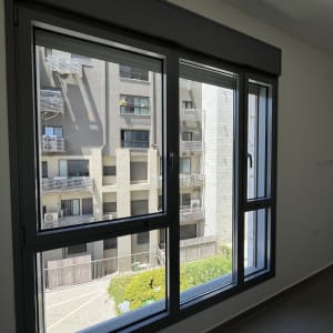 חלון גדול עם נוף לבניין מגורים