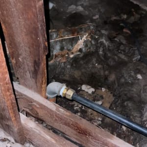 צינור שחור עם מחבר מתכת בזווית ישרה