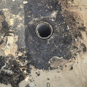 חור במשטח עם חומר איטום מסביב