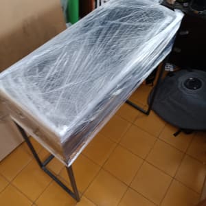 שולחן עטוף בניילון מוכן להובלה