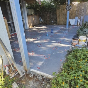 ריצוף חדש עם חוטים ומרווחים, דלי צבע וכלים