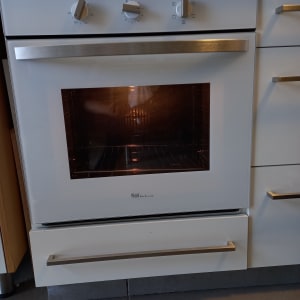 תנור אפייה עם כפתורי שליטה ותצוגה מוארת