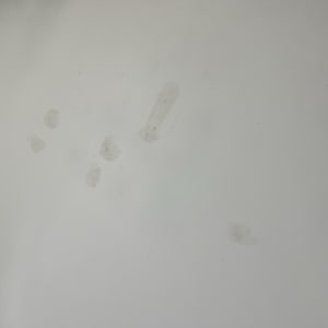 קיר עם כתמי צבע ותיקונים