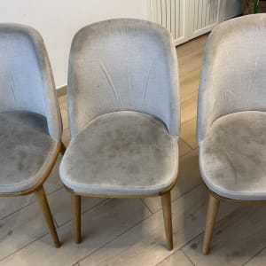 שלושה כיסאות עם כתמים על הריפוד