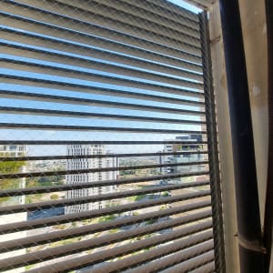 רשת מתכת על חלון למניעת כניסת יונים