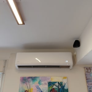 מזגן מותקן על קיר עם תמונות צבעוניות