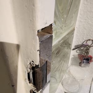 מנעול דלת עם תיקון או התקנה