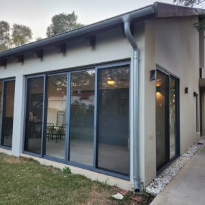 חלונות אלומיניום גדולים בבית פרטי עם גינה