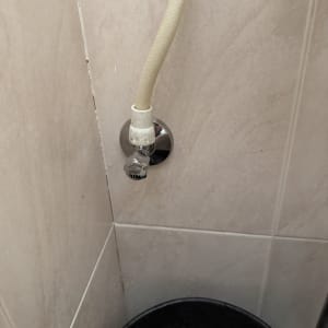 צינור מים מחובר לקיר בחדר אמבטיה