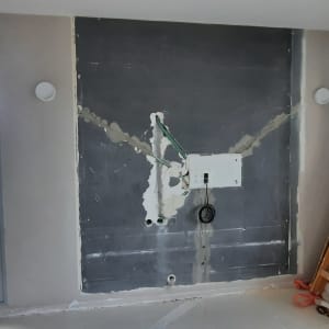 קיר בשיפוץ עם סולם ועבודות חשמל