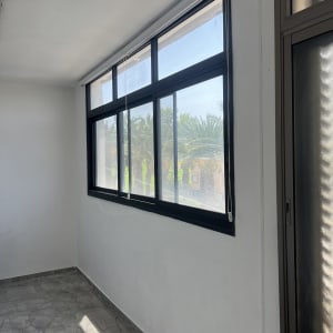 חלון אלומיניום עם נוף חיצוני