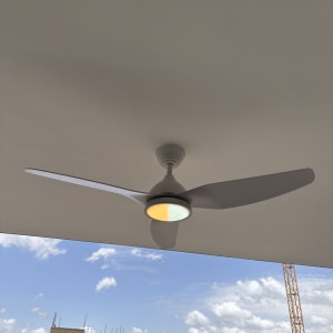 מאוורר תקרה מותקן על תקרה באתר בנייה