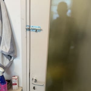 דלת עם מנעול ובריח, מוצרי ניקוי ליד