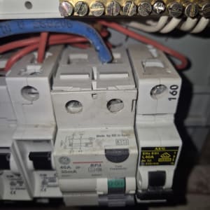 מפסקי חשמל וחוטים בלוח חשמל