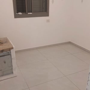 רצפה נקייה עם חלון קיר לבן