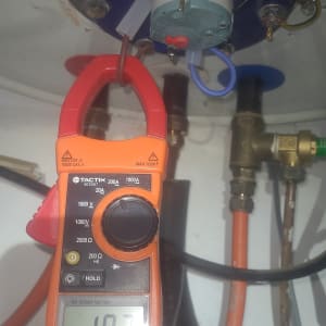 מד מתח מחובר לדוד שמש עם חוטים חשמליים