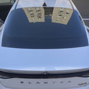 שמשת רכב אחורית עם השתקפות בניין