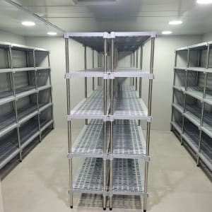 מדפי מתכת בחדר אחסון מואר