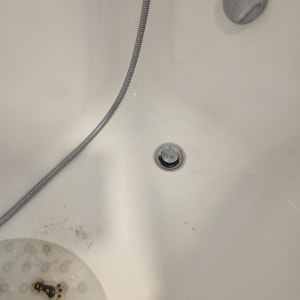 אמבטיה עם צינור ומכסה ניקוז