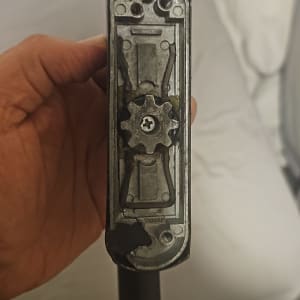 חלק מתכת של תריס עם גלגל שיניים