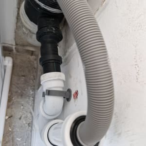 צינורות פלסטיק מחוברים לקיר עם חיבורים