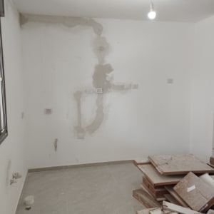 שקעי חשמל על קיר, נורה תלויה מהתקרה