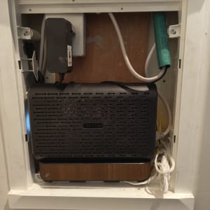 ארון תקשורת עם ציוד רשת וכבלים