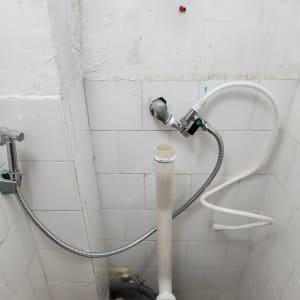 חיבורי צנרת ואביזרי אינסטלציה על קיר לבן