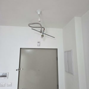 מערכת כיבוי אש מותקנת בתקרה ליד דלת.