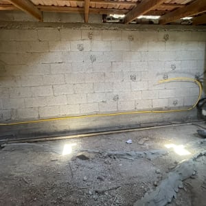 התקנת צינור גז צהוב לאורך קיר בלוקים במבנה בשיפוץ