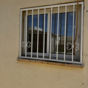 חלון עם סורגים על קיר חיצוני
