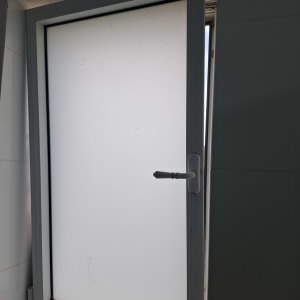חלון פתוח עם מסגרת אלומיניום בחדר מואר