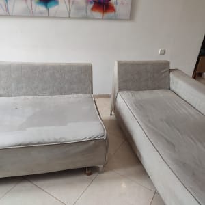 ספות אפורות עם כתמים על הריפוד