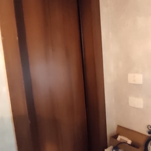 דלת עץ חומה במסגרת עץ