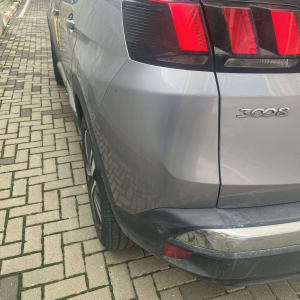 חלק אחורי של רכב עם פנסי תאורה אדומים