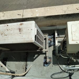 יחידות מיזוג אוויר על גג עם חומרי איטום