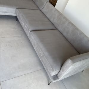 ספה אפורה על רצפה בהירה