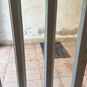 חלון זכוכית עם מסגרת מתכת על רצפת אריחים