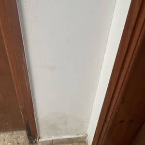קיר צבוע עם סימני רטיבות בתחתית