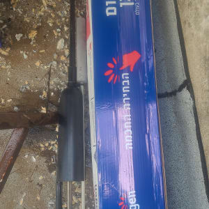 חלקי דוד שמש על הקרקע ליד קופסה כחולה