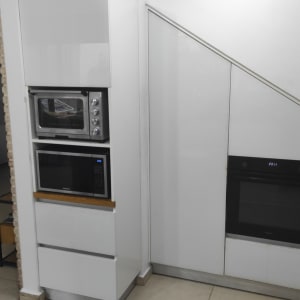 מטבח עם תנור ומיקרוגל מובנים בארון לבן