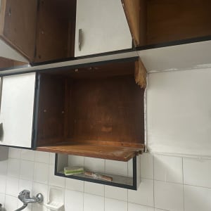 ארונות מטבח פתוחים עם נזק לעץ