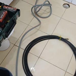 כלים וחוטים בעבודת אינסטלציה בחדר אמבטיה