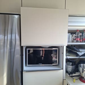 מיקרוגל מותקן בארון מטבח עם מכשירי חשמל נוספים